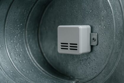 Prąd z wilgoci: co potrafią nowe materiały