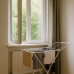 Wilgotność 40–60%: jak utrzymać w mieszkaniu bez gadżetów