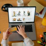 Dlaczego część osób wydaje więcej pieniędzy podczas zakupów online niż stacjonarnych?