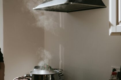 Dlaczego zapach gotowania utrzymuje się w mieszkaniu jeszcze długo po wietrzeniu?