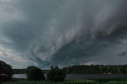 Skąd bierze się uczucie „dziwnej ciszy” przed burzą?