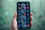 Dlaczego część aplikacji rozładowuje telefon nawet wtedy, gdy z nich nie korzystasz?