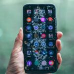 Dlaczego część aplikacji rozładowuje telefon nawet wtedy, gdy z nich nie korzystasz?