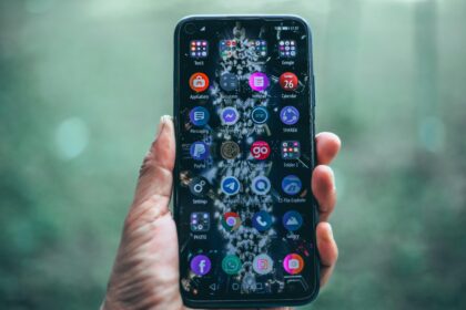 Dlaczego część aplikacji rozładowuje telefon nawet wtedy, gdy z nich nie korzystasz?