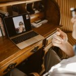 Skąd bierze się efekt „echo” podczas rozmów online mimo dobrego internetu?