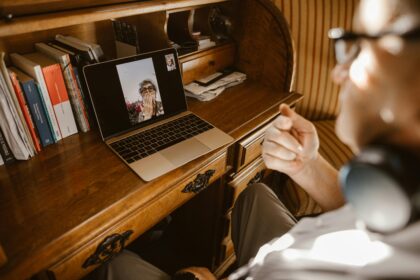 Skąd bierze się efekt „echo” podczas rozmów online mimo dobrego internetu?