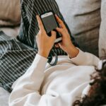 Dlaczego odpoczynek z telefonem w ręku często nie daje realnej regeneracji?