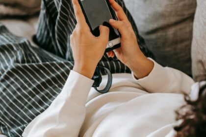 Dlaczego odpoczynek z telefonem w ręku często nie daje realnej regeneracji?