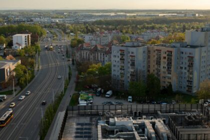 Dlaczego po przeprowadzce do dużego miasta część osób szybciej odczuwa zmęczenie i przebodźcowanie?